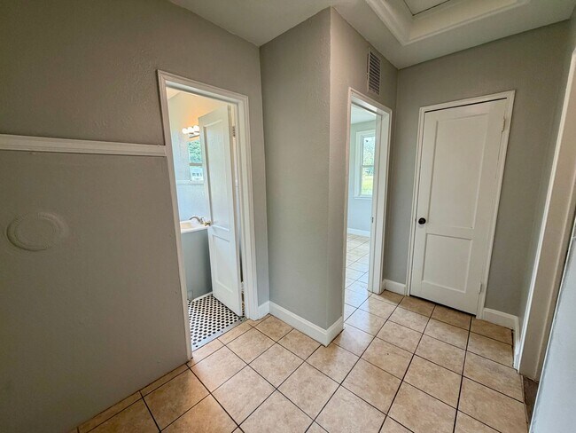 Building Photo - 704 Miller Rd