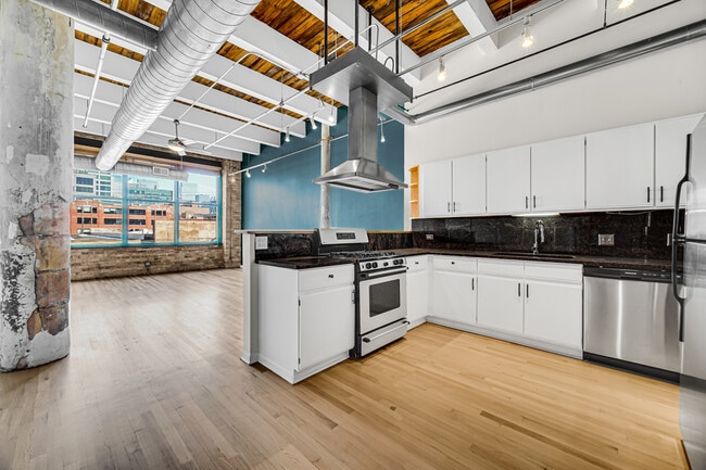 Building Photo - 312 N May St