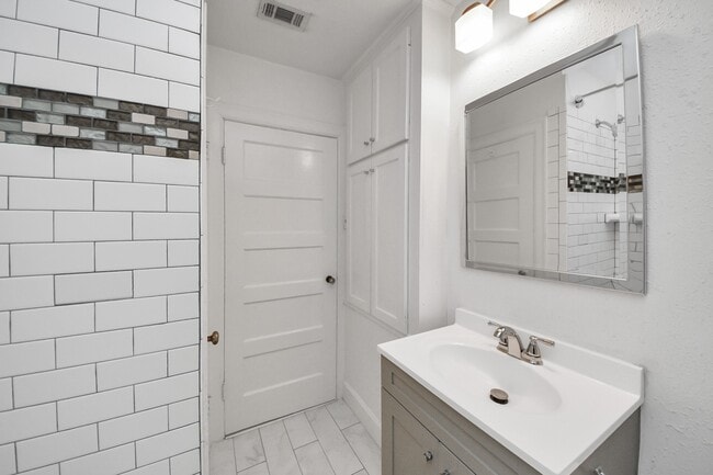 Building Photo - 2332 Sheridan St