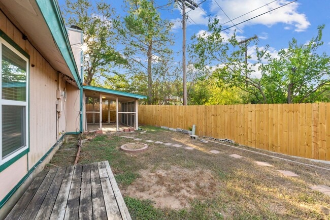 Building Photo - Bright and Inviting 3-Bedroom with Private...
