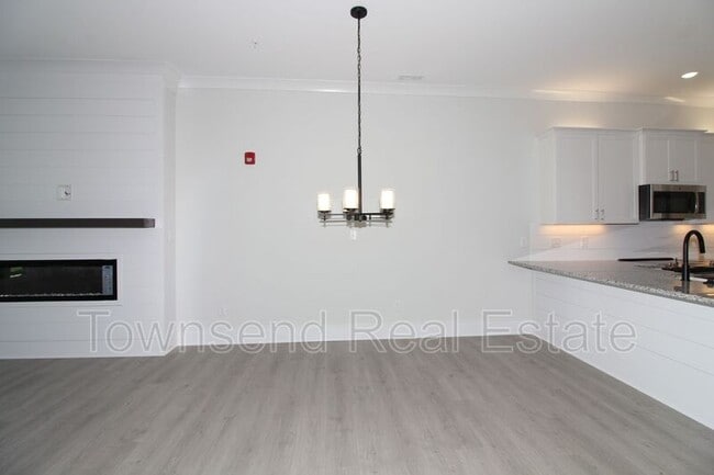 Building Photo - 209 Fairway Dr