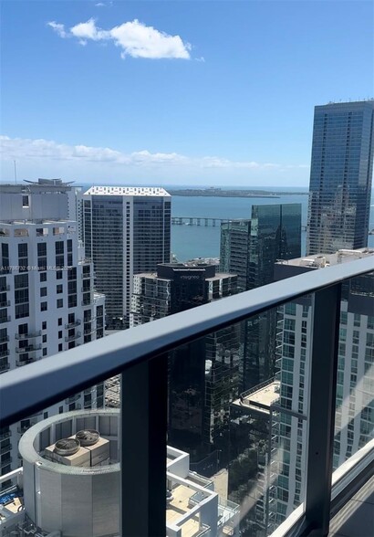 Building Photo - 1000 Brickell Plz