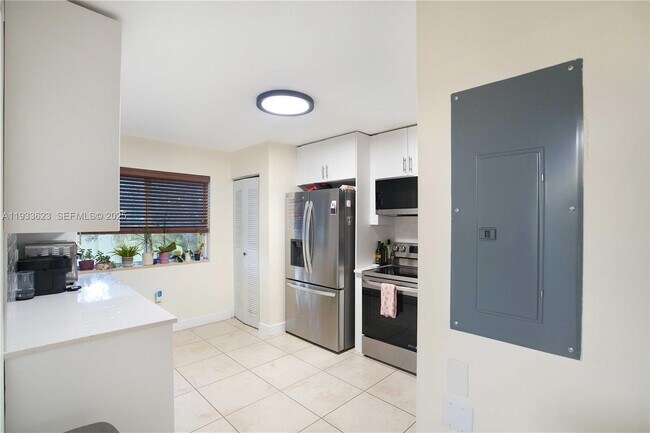 Building Photo - 6245 SW 47th Manor