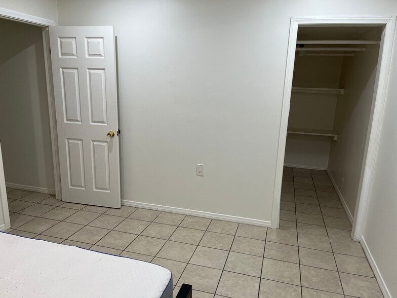 Building Photo - 4105 W 103rd St