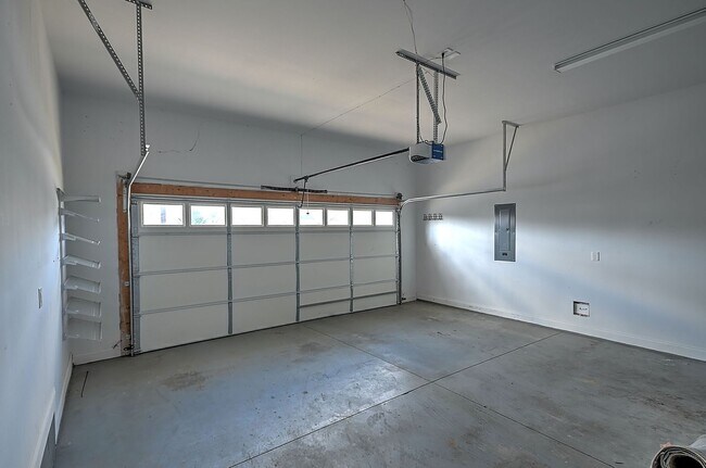 Building Photo - 4 Bedroom / 2.5 Bath Home  Kingsport, TN