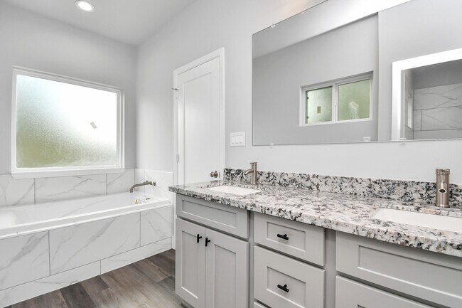 Building Photo - 3814 Lakewood Dr