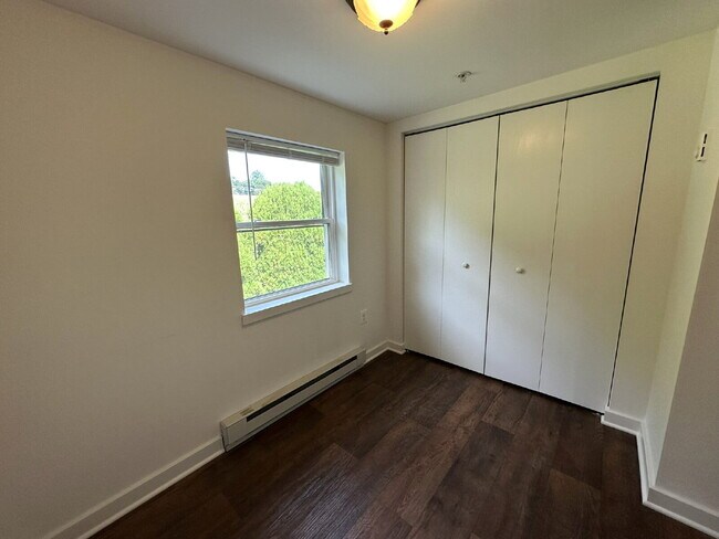 Building Photo - Quaint Single Family Home in Manchester