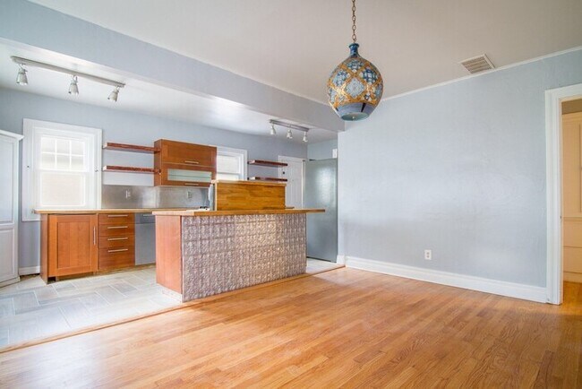 Building Photo - 2 Bed 1 Bath Detached 2 Car Garage in Denn...