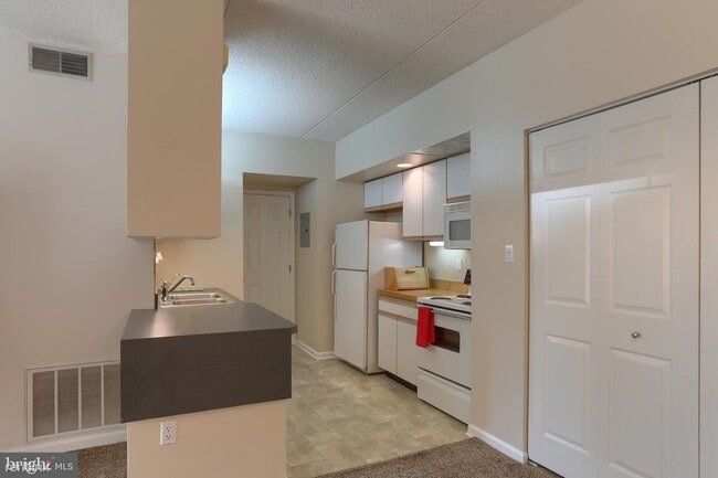 Building Photo - 1 br, 1 bath Condo - 804 Cherrington Dr