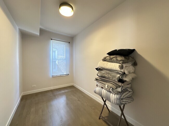 Building Photo - 908 N California Ave