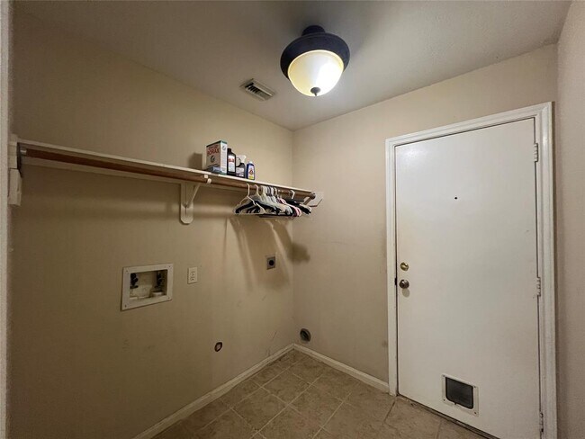 Building Photo - 7430 Village Lake Dr