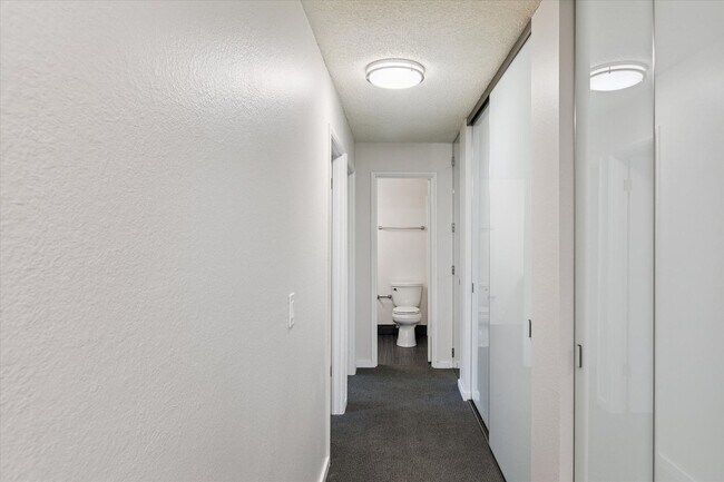 Building Photo - Pre-Lease Aug 2025 Remodeled 2 Bedroom 1 B...