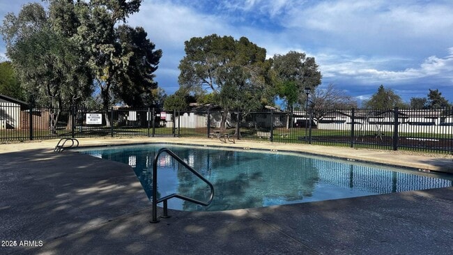 Building Photo - 3337 S Parkside Dr