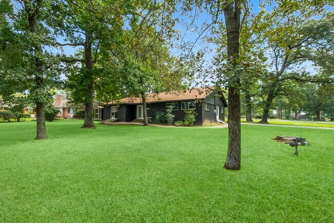 Building Photo - 62 Greenbriar Dr