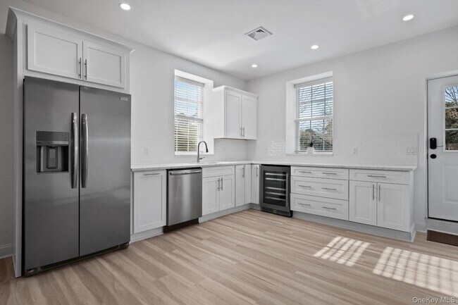 Building Photo - 490 Montauk Hwy