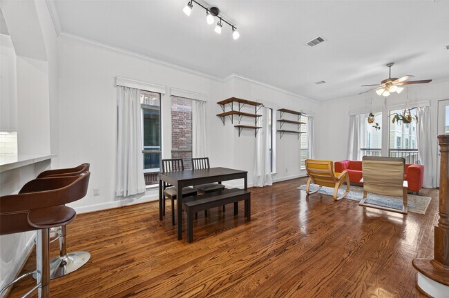 Building Photo - 2308 Bastrop St