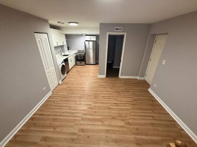 Building Photo - 6954 N Greenview Ave