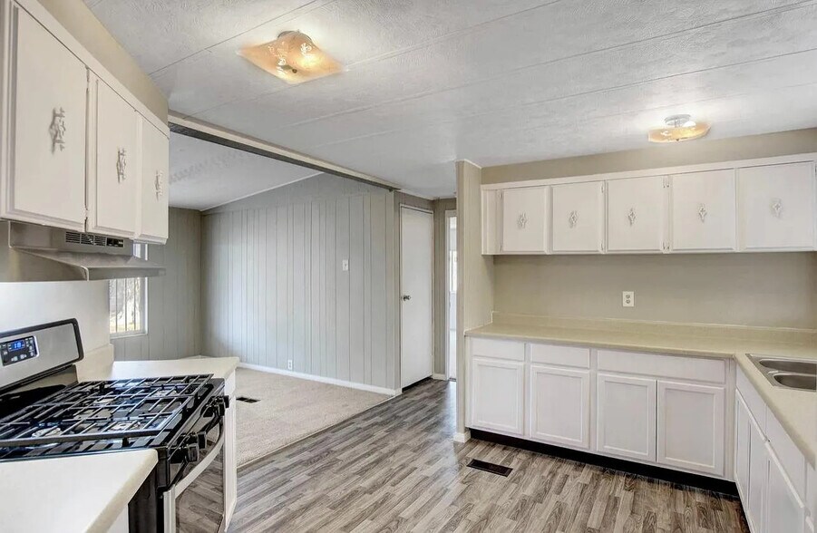 Building Photo - 136 Sir Thomas Dr
