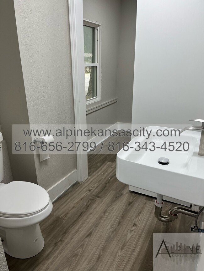 Building Photo - Beautiful Midtown Rehab! Main Floor Primary!