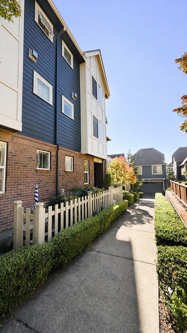 Building Photo - 931 4th Ave NE