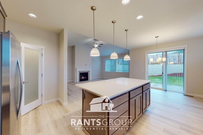 Building Photo - Beautiful Home! Easy JBLM commute!