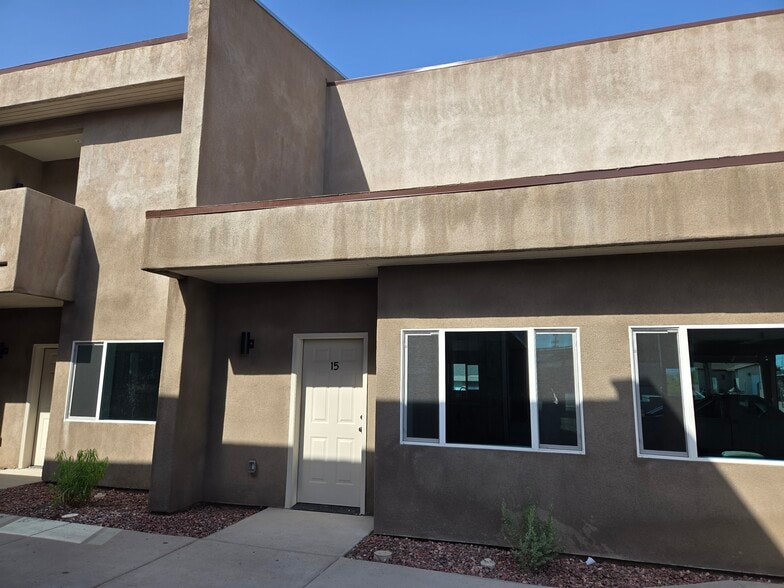 Building Photo - 833 S Avenue A