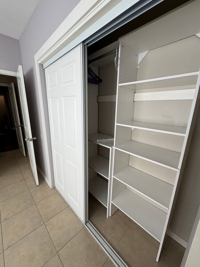 Building Photo - Modern 3 bed / 2 bath Apartment for Rent -...