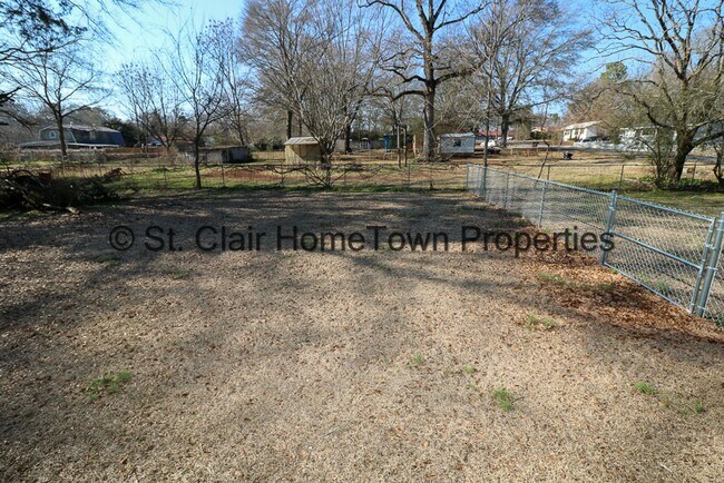 Building Photo - One level Home Close to Town