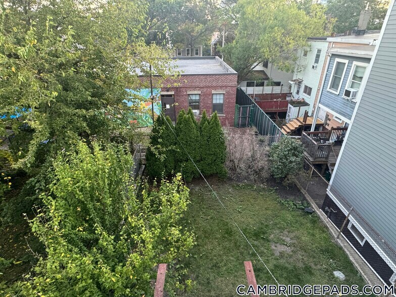 Building Photo - 114 Thorndike St