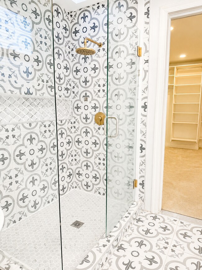 Building Photo - Beautifully Remodeled Home in Prime Kirkland Location | Designer Finishes | Spacious Layout | Top...