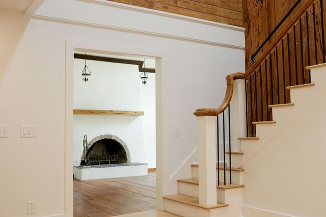 Building Photo - Available 6/15. Stunning, Fully-Rennovated...