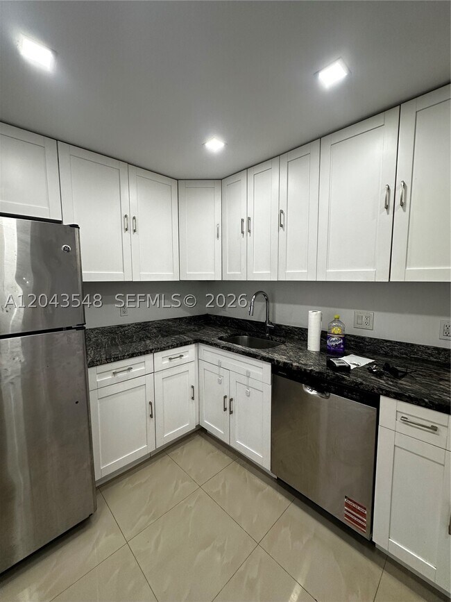 Building Photo - 3475 N Country Club Dr