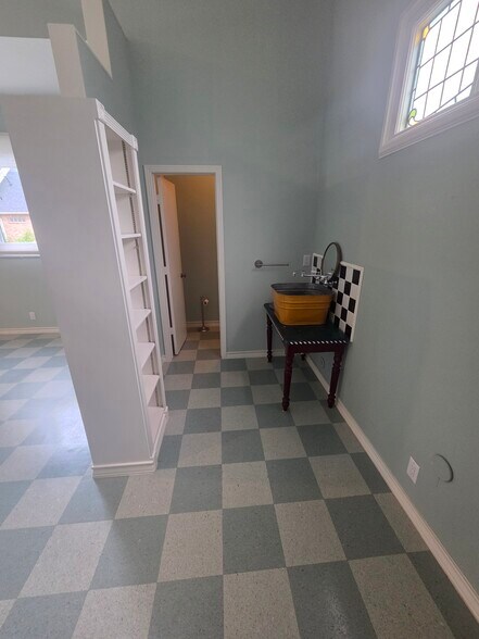Room 5 Bathroom - 4531 Palmetto St