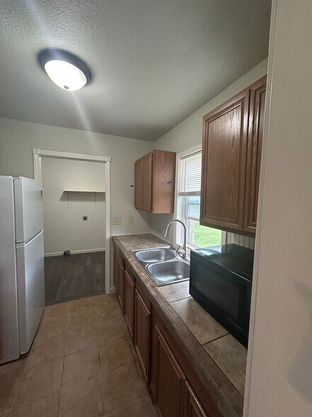 Building Photo - 1902 S Ridgewood Dr