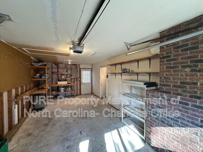 Building Photo - 12115 Landing Green Dr