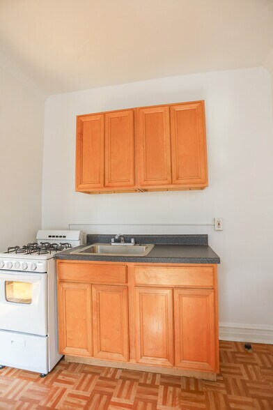 Primary Photo - 3349 W Ainslie St