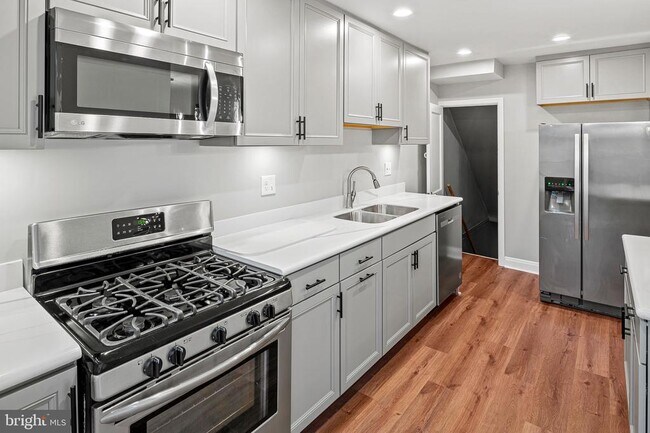 Building Photo - 1621 Thetford Rd