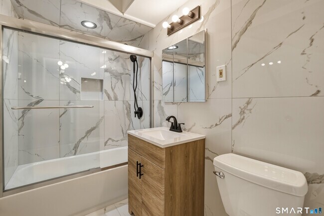 Building Photo - 889 Farmington Ave