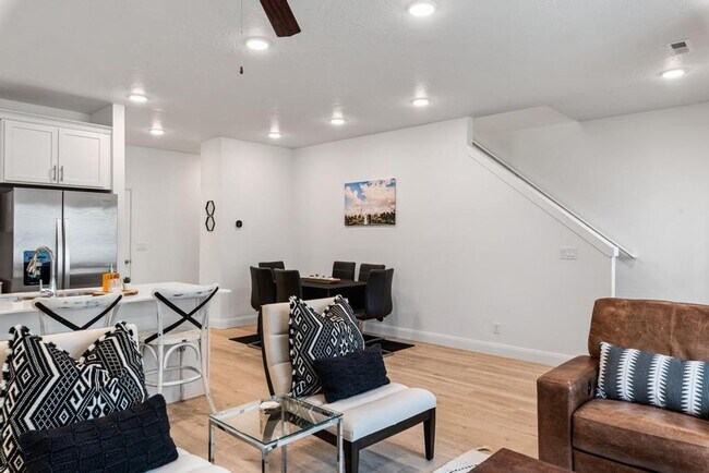 Building Photo - Desert Color Townhome 4-Bedrooms!