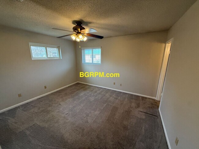 Building Photo - 3 Bed 2 Bath