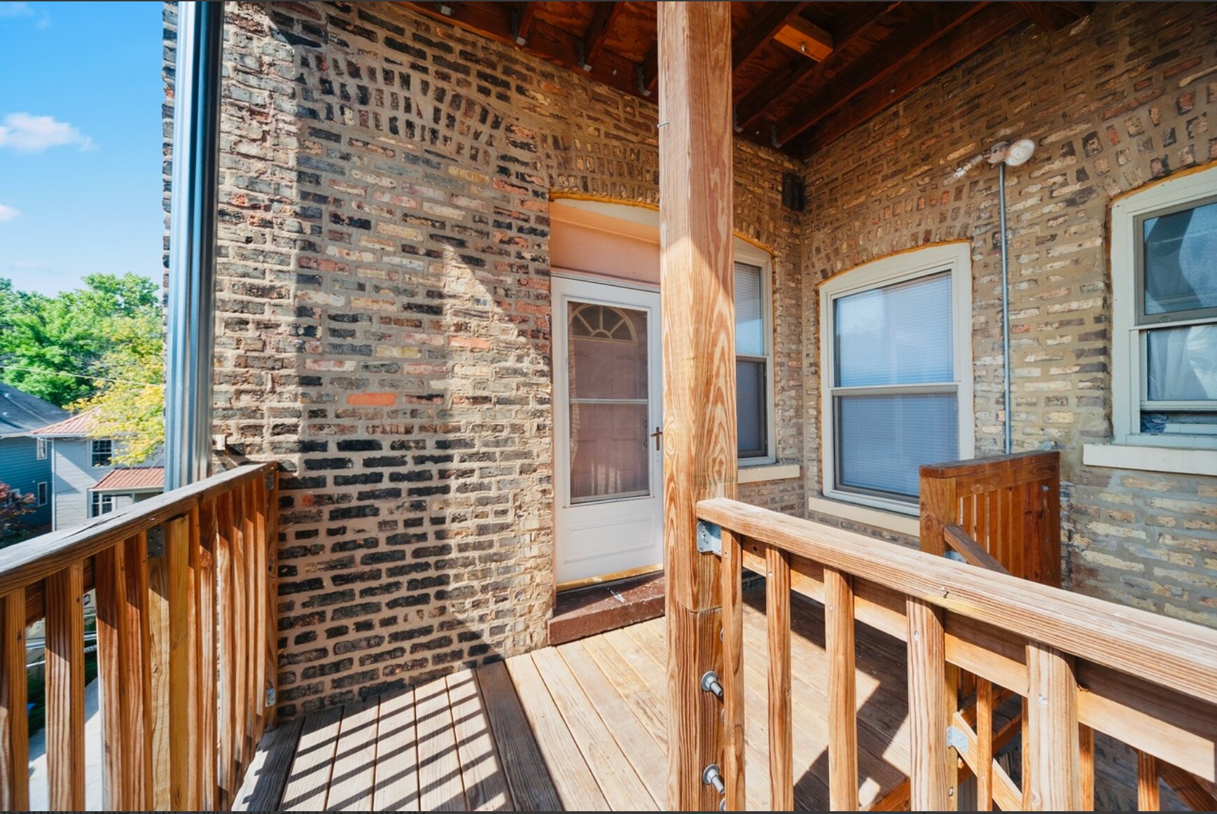 Patio balcony space - 1243 W Rosemont Ave