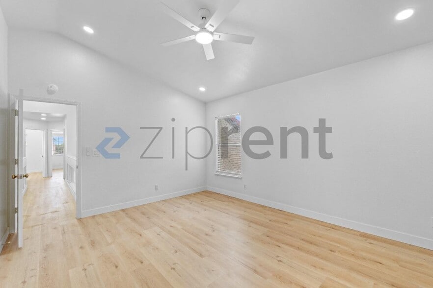 Building Photo - Unit
