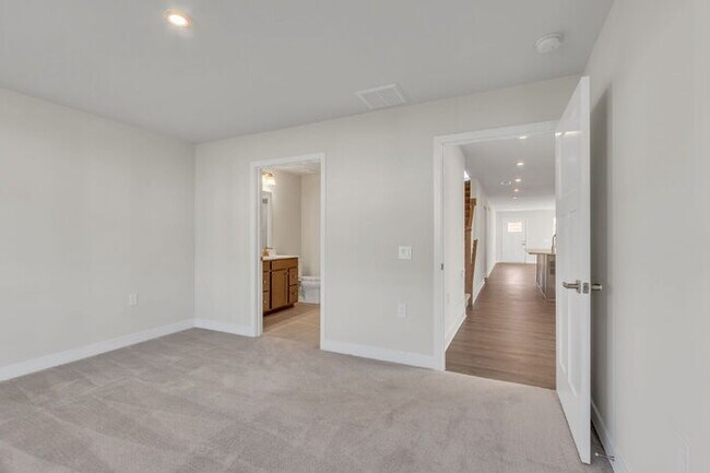Building Photo - Charming 3-Bed Townhouse Oasis in Greenvil...