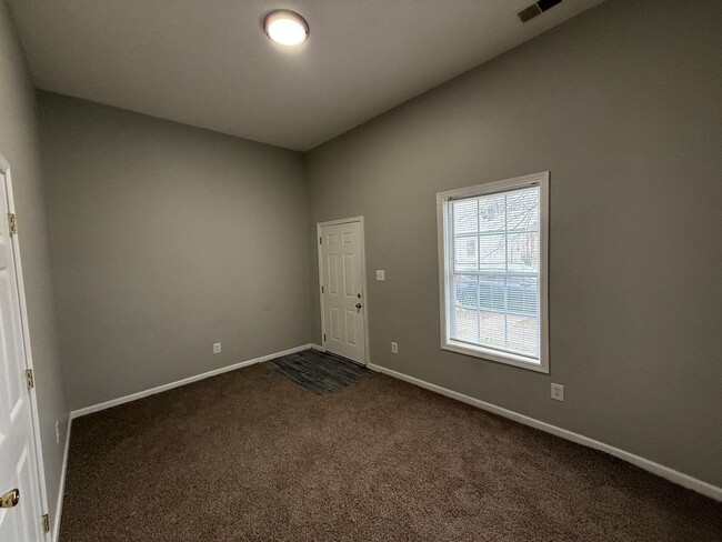 Building Photo - 3-BED 1-BATH SINGLE FAMILY HOME