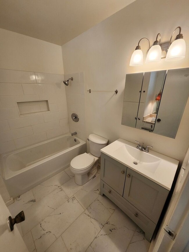 Building Photo - Newly Renovated! Spacious 4-Bed, 2-Bath Ho...