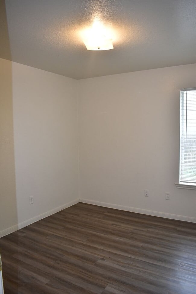 Building Photo - 404 Dale Ave