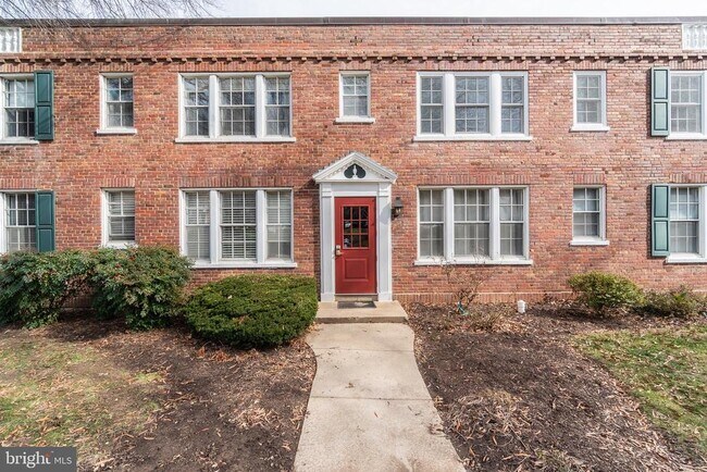 Building Photo - 1713 N Troy St