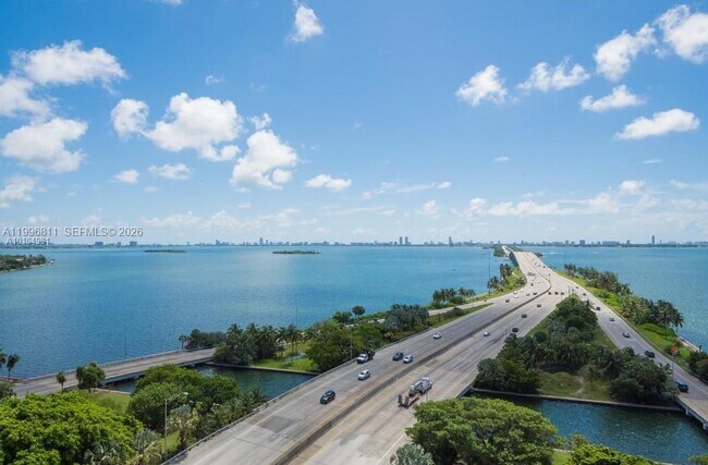 Building Photo - 601 NE 36th St