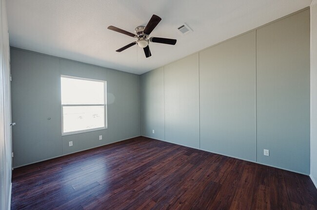 Building Photo - 2423 N Redondo Ave