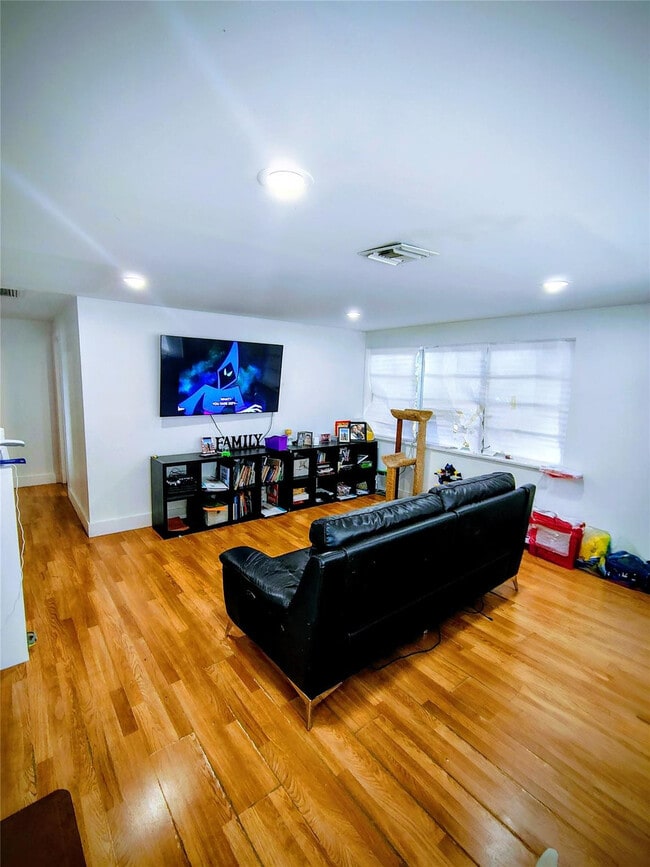 Building Photo - 6134 Buchanan St